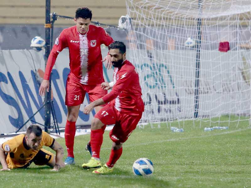قطع الكرة من أمام محترف القادسية الألباني لورانس تراشي     (تصوير جورج رجي)