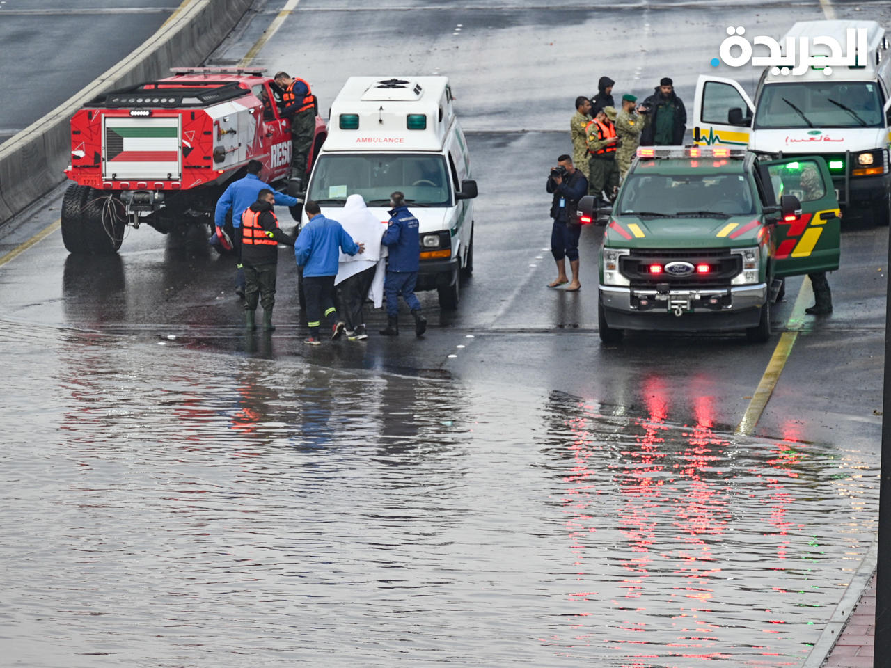 سيارة إسعاف تتعامل مع أحد البلاغات