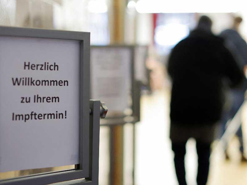 «أوميكرون» يلغي آلاف الرحلات الجوية 