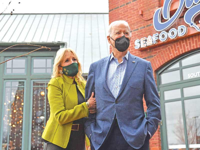 الرئيس الأميركي جو بايدن وزوجته بعد غداء في ويلمينغتون  (أ ف ب)