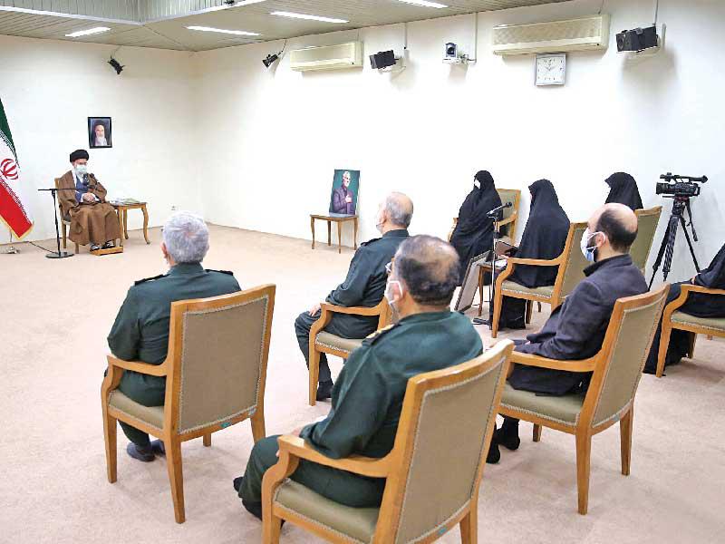 المرشد الإيراني علي خامنئي خلال اجتماع لتأبين قاسم سليماني في طهران أمس الأولt (أ ف ب)