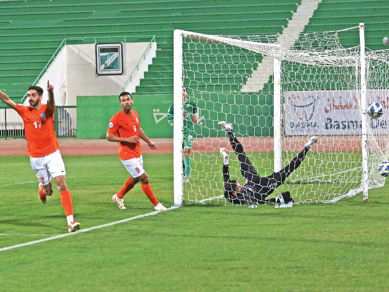 جانب من مباراة كاظمة والعربي في الجولة الخامسة