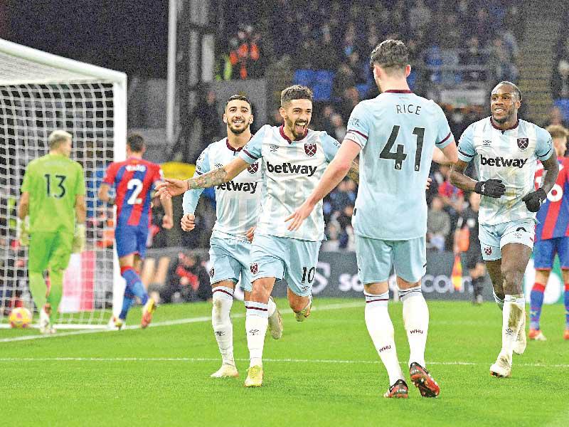 لانزيني نجم وست هام يحتفل بهدفه في مرمى كريستال بالاس