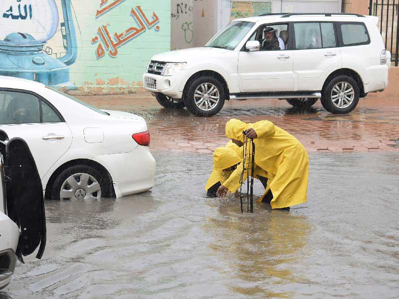 فرق إشغالات الطرق والنظافة العامة في بلدية الكويت 
