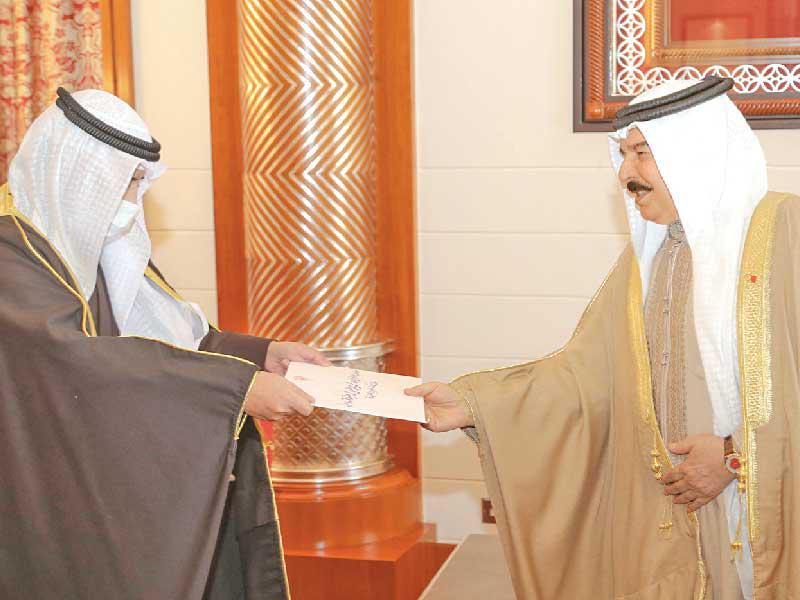 مبعوث الأمير يسلم رسالة سموه إلى ملك البحرين
