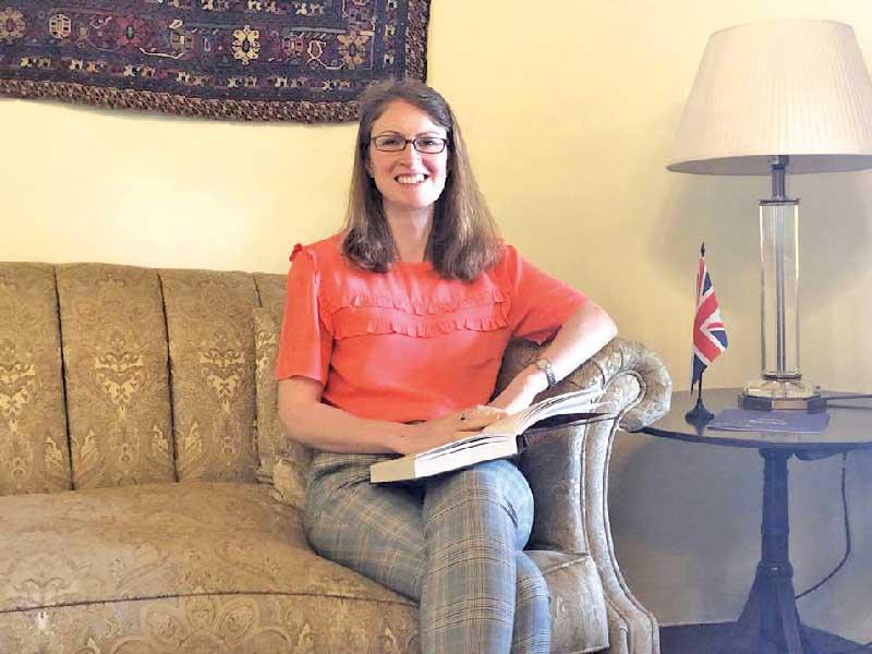 السفيرة البريطانية لدى الكويت بيلندا لويس 