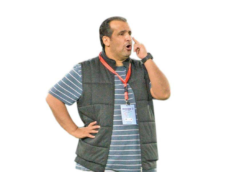 المدير الفني للفريق الأول لكرة القدم بنادي الفحيحيل ظاهر العدواني 