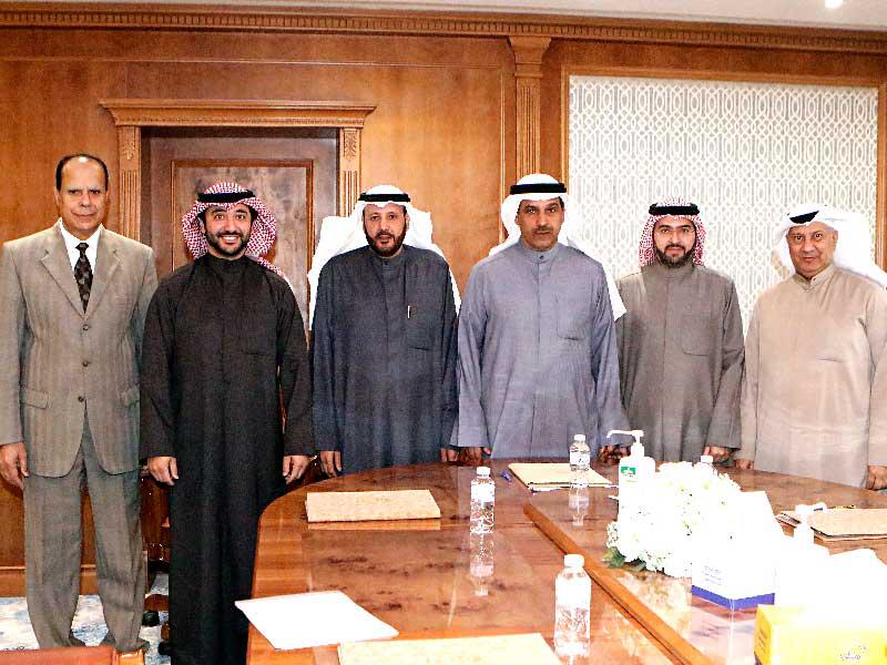 رئيس هيئة الرياضة د. حمود فليطح  يتوسط رئيس النادي هملان الهملان ونائبه المدير العام للرياضة د. صقر الملا ونائب المدير العام للشؤون المنشآت الشيخ حمود المبارك بعد توقيع العقد