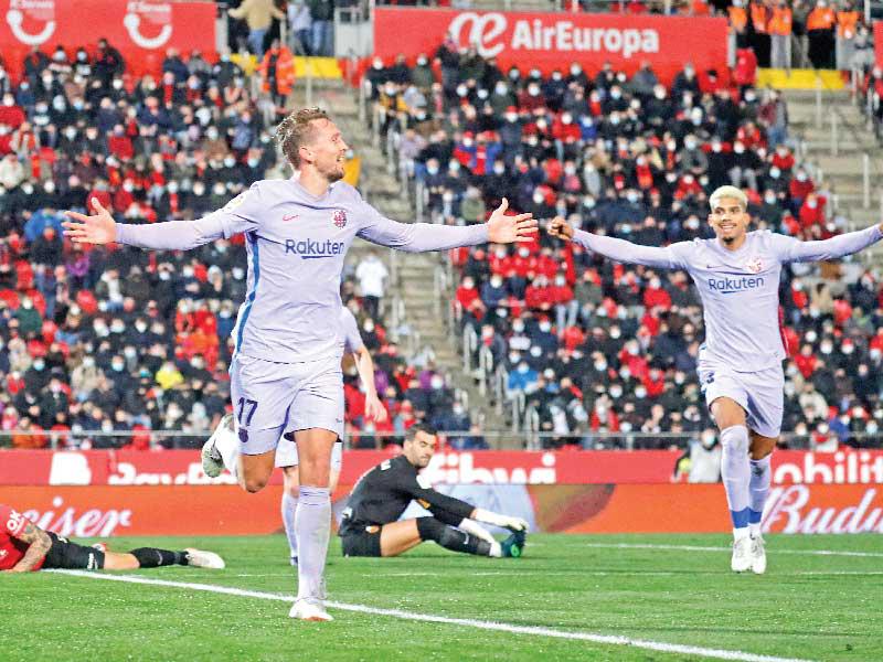 دي يونغ نجم برشلونة يحتفل بهدفه