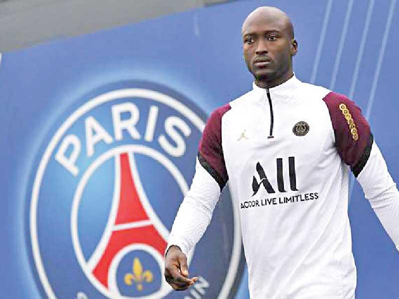 لاعب وسط باريس سان جرمان البرتغالي دانيلو