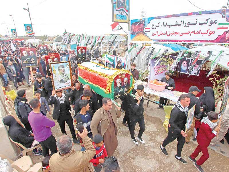 جنازة رمزية بطريقها لقبر «أبو مهدي المهندس» في النجف أمس (أ ف ب)