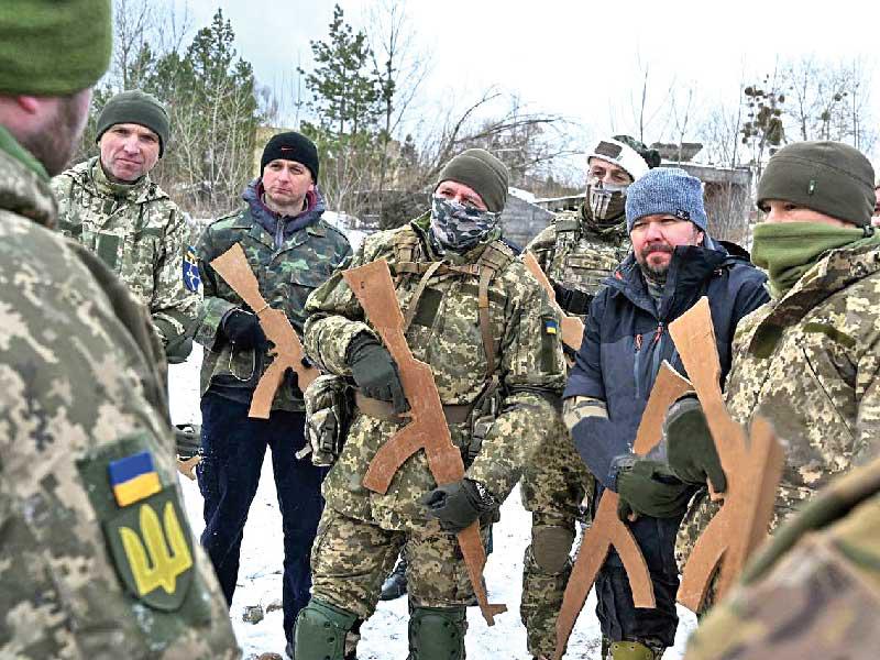 عناصر من الجيش الأوكراني خلال تدريبهم نساء ومدنيين من أجل مواجهة أي غزو روسي محتمل (تويتر)