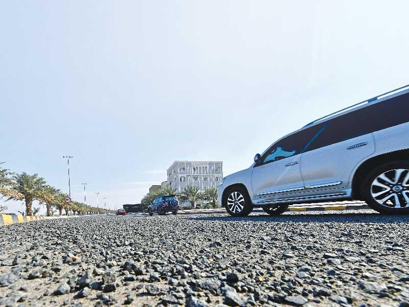 جانب من طرقات منطقة سعدالعبدالله التي تحولت إلى حصى متطايرt (تصوير عبدالله الخلف)