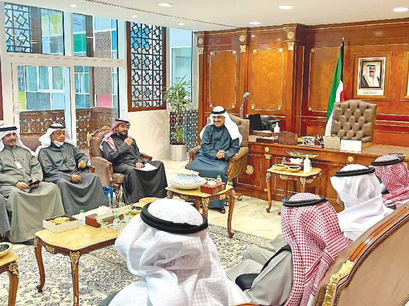 وزير الشؤون الاجتماعية والتنمية المجتمعية وزير الدولة لشؤون الإسكان والتطوير العمراني مبارك العرو خلال استقباله المهنئين وقيادات وزارة الشؤون أمس