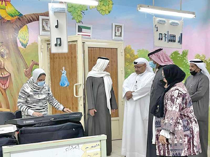 وكيل وزارة التربية د. علي اليعقوب خلال تفقده إحدى مدارس «تعليمية الجهراء» أمس