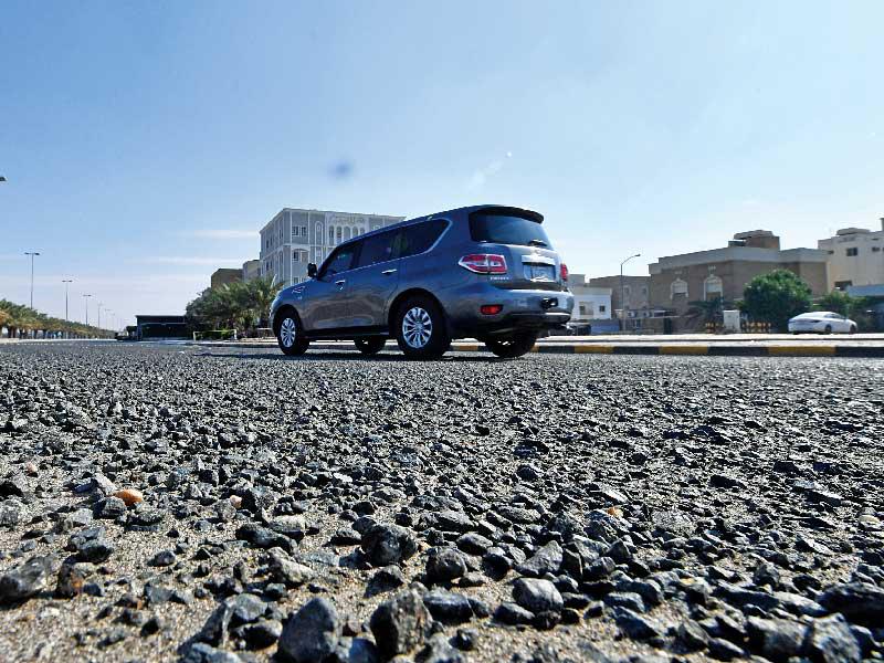 جانب من الطرقات التي تحولت إلى حصى متطاير