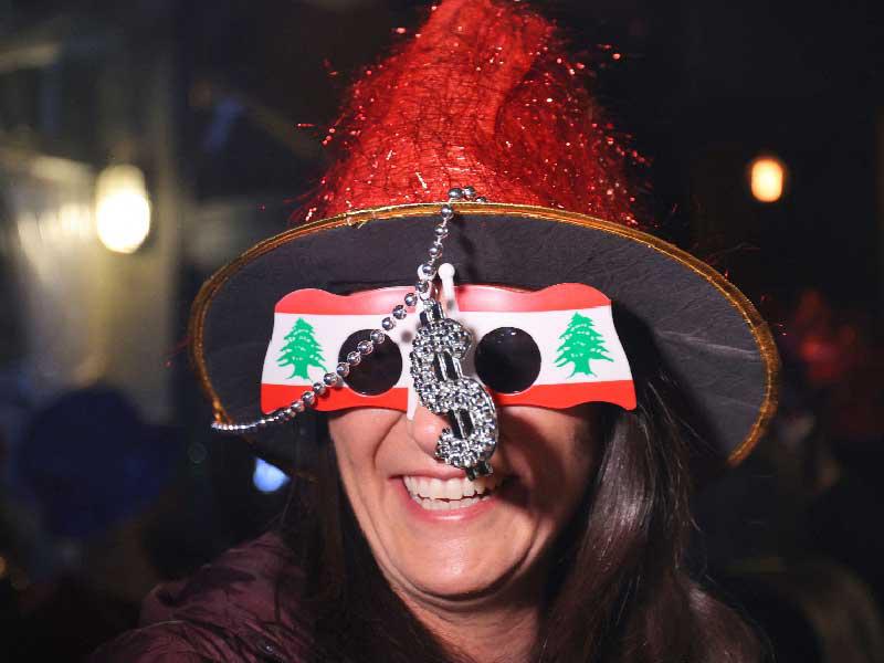 سيدة لبنانية اثناء الاحتقانات بالعام الجديد