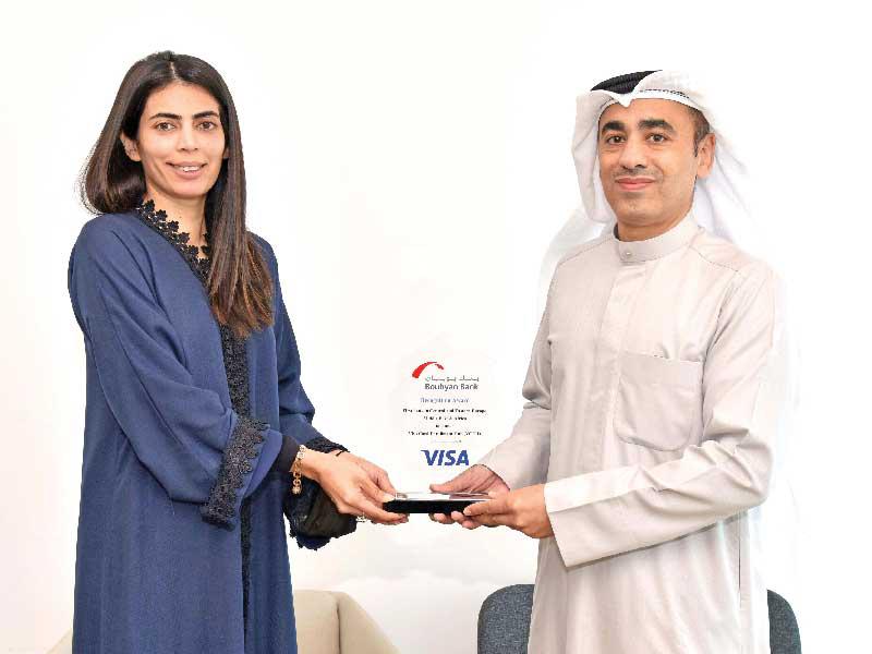  الرئيس التنفيذي للخدمات المصرفية الشخصية والرقمية في البنك عبدالله التويجري و مديرة مجموعة فيزا في دول مجلس التعاون الخليجي د. سعيدة جعفر عقب توقيع الاتفاقية