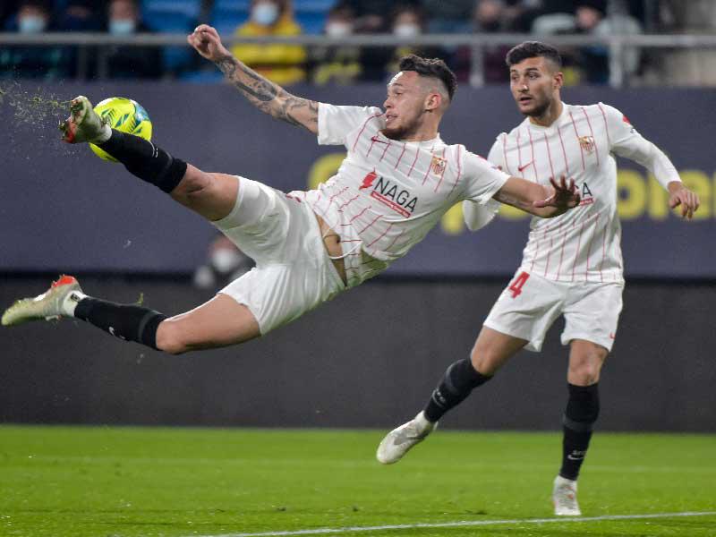 أوكامبوس نجم إشبيلية في محاولة أمام مرمى قادش