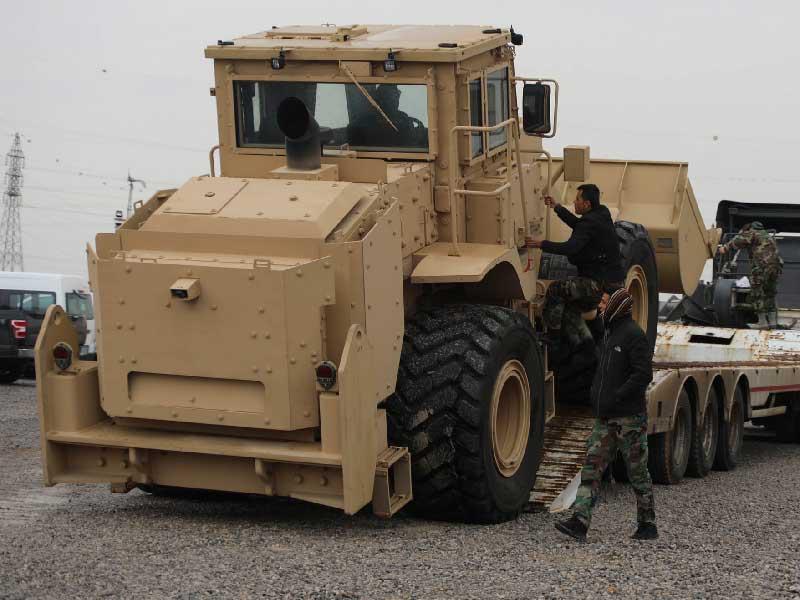 نقل معدات ثقيلة لتحصين مواقع القوات الأميركية بالعراق أمس الأول (وحدة هندسة الألغام)