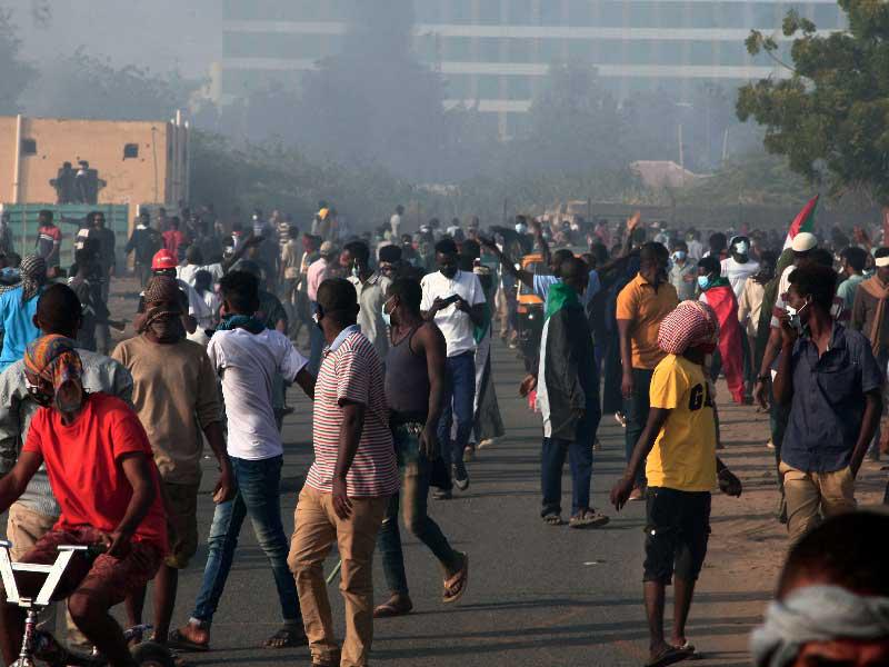 محتجون قرب القصر الرئاسي وسط الخرطوم الأحد الماضي (أ ف ب)