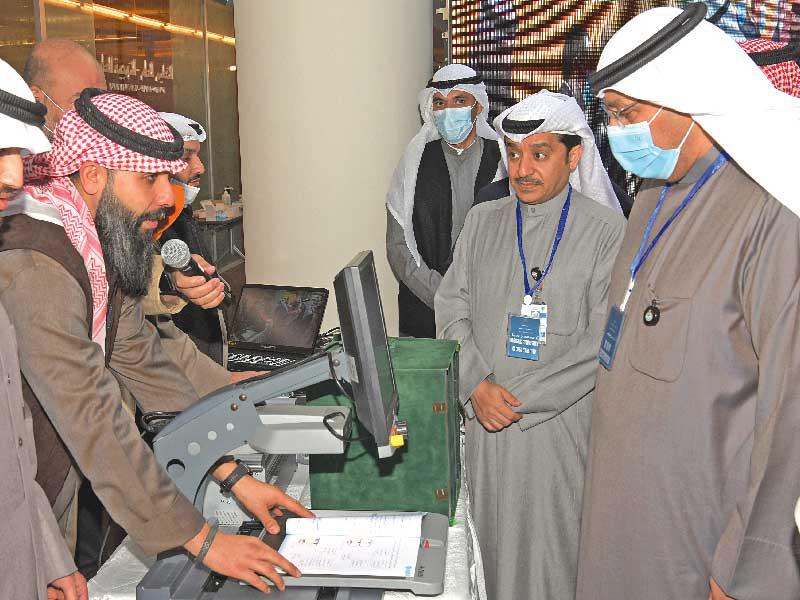 وكيل وزارة التربية، د. علي اليعقوب والوكيل المساعد للتعليم الخاص والنوعي د. عبدالمحسن الحويلة  يطلعان على أحدث الوسائل التعليمية للمكفوفين