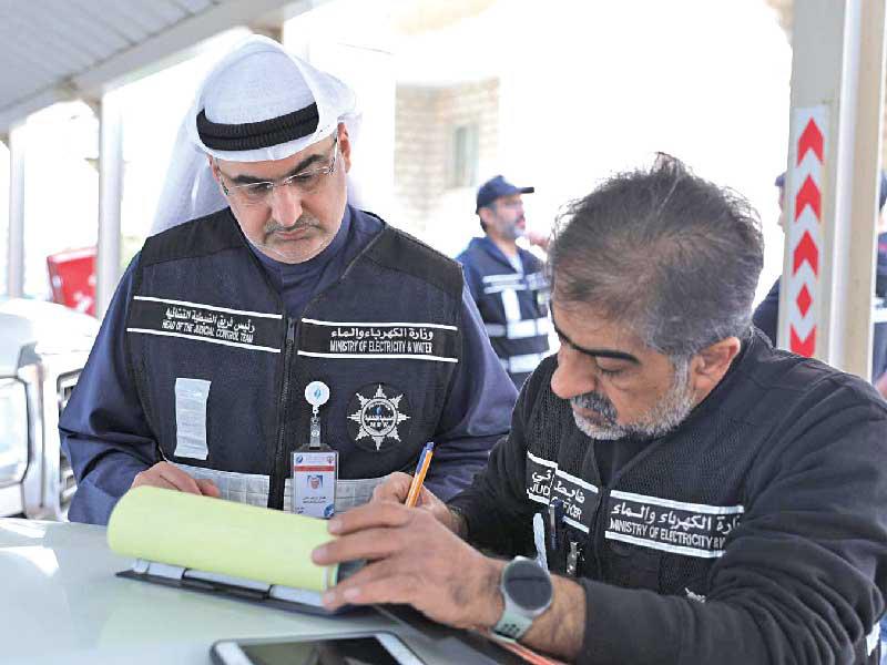 رئيس فريق الضبطية القضائية بوزارة الكهرباء والماء والطاقة المتجددة عدنان دشتي خلال تحرير إحدى المخالفات 