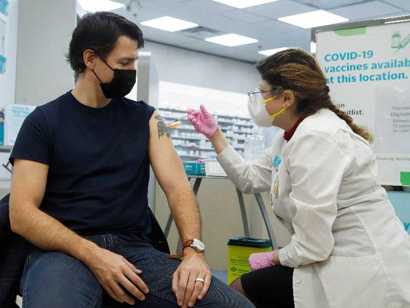 رئيس وزراء كندا جاستين ترودو يتلقى «الجرعة التعزيزية» في اوتاوا أمس (رويترز)