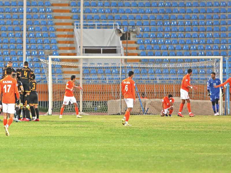 فرحة القادسية بالهدف الأول وخيبة الأمل بادية على لاعبي كاظمة (تصوير جورج رجي)