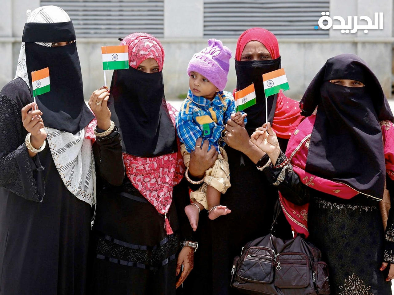 مسلمات يرفعن علم الهند