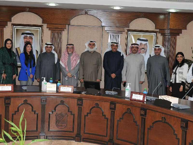 مدير الجامعة بالإنابة د. بدر البديوي متوسطاً الباحثين 