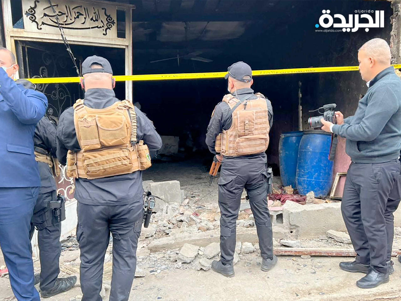 قوات من الأمن العراقي أمام منزل الضحايا في جبلة