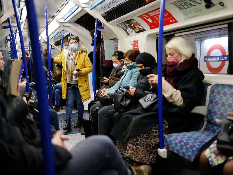 بريطانيون يرتدون الكمامات في أحد قطارات الأنفاق بلندن أمس t(أ ف ب)