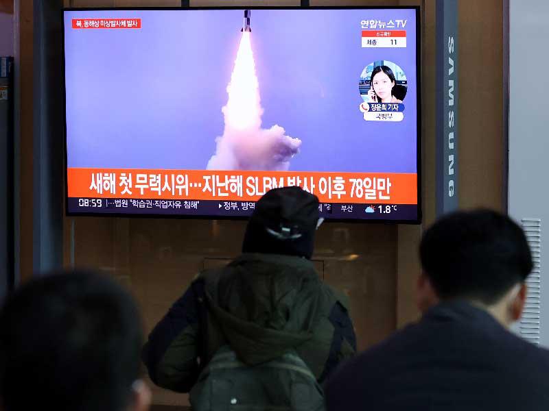 أنظار الكوريين على صاروخهم البالستي