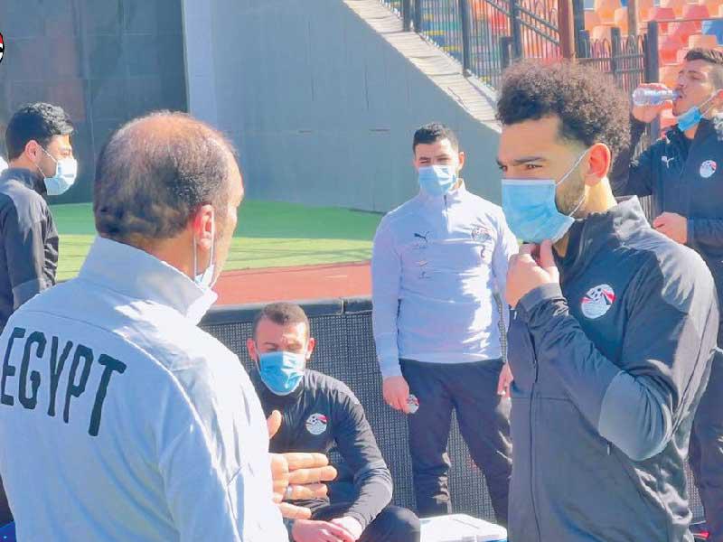 محمد صلاح  قبل دخول التدريب أمس