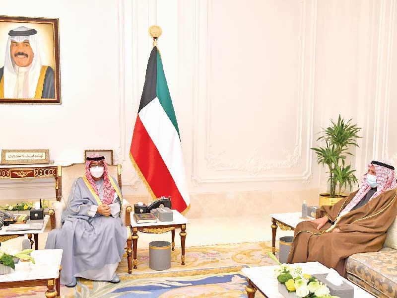 سمو ولي العهد الشيخ مشعل الأحمد مستقبلا نائب رئيس مجلس الوزراء وزير العدل وزير الدولة لشؤون تعزيز النزاهة السابق عبدالله الرومي أمسn