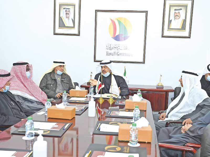 محافظ حولي علي الأصفر خلال لقائه المختارين أمسn