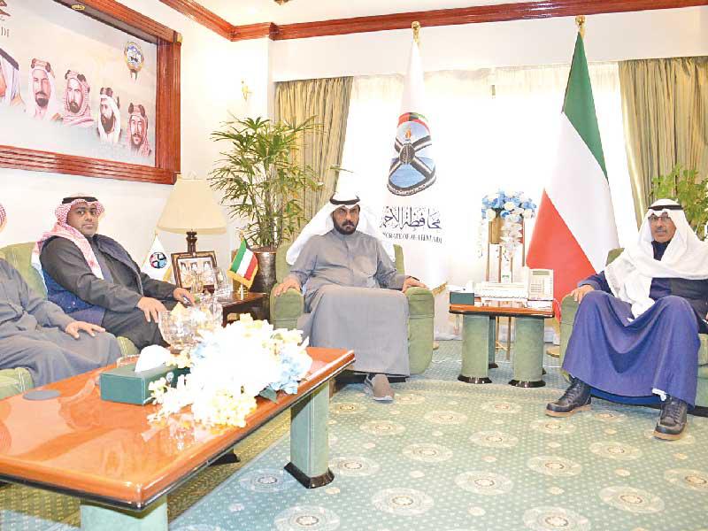 محافظ الأحمدي مستقبلاً وفد أهالي «الوفرة السكنية»n