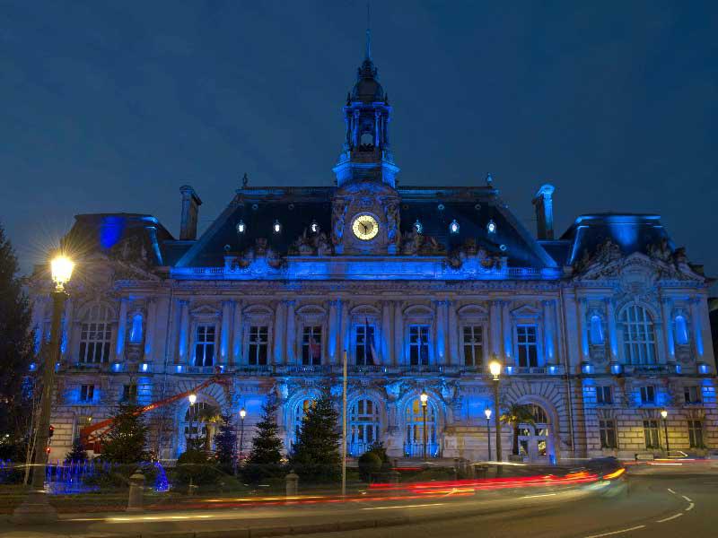 مبنى البلدية في مدينة تور الفرنسية مضاء بالعلم الأوروبي بمناسبة تسلم فرنسا رئاسة الاتحاد (أ ف ب)