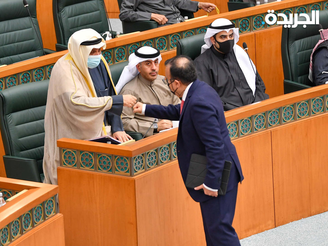 السعيد مصافحاً وزير الدفاع في جلسة مجلس الوزراء