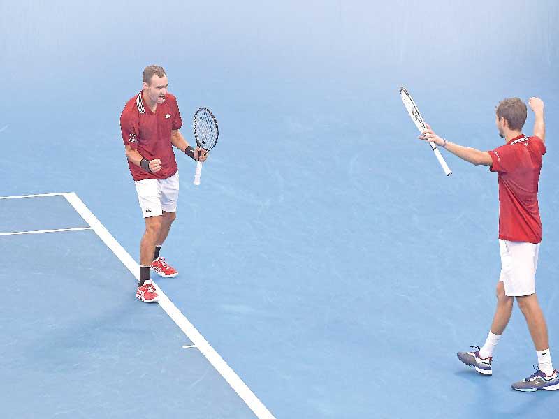 ميدفيديف وسافيولين يحتفلان خلال مباراة الزوجي