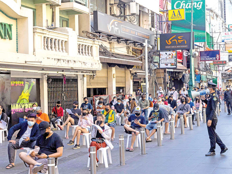 تايلنديون ينتظرون دورهم لإجراء فحص PCR في بانكوك أمس (أ ف ب)