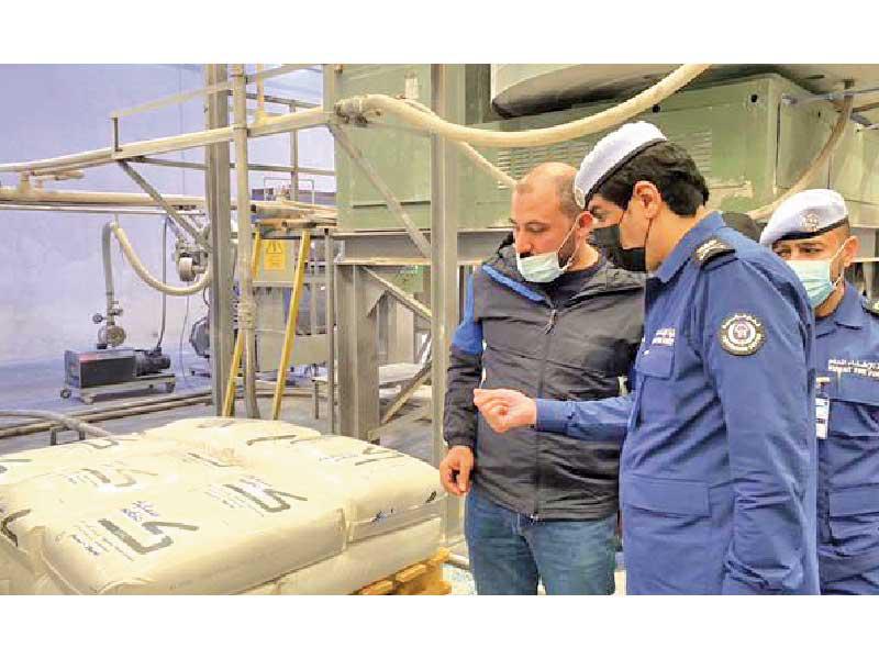 اللواء خالد عبدالله خلال زيارة المصانع الوطنية 