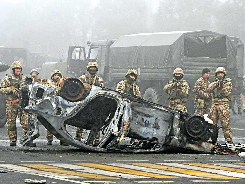 قوة عسكرية روسية في وسط ألماتي أمس (أ ف ب)