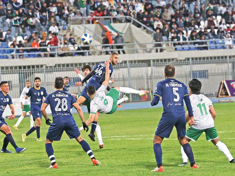 علاء الدالي في كرة هوائية وسط دفاع اليرموك     (تصوير جورج رجي)