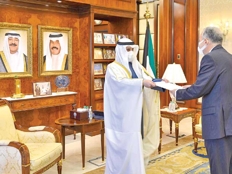 وزير الخارجية خلال تسلمه أوراق اعتماد علي بن عيسى أمس