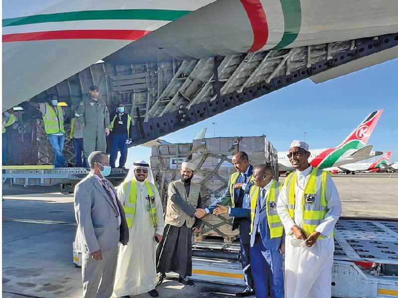 جانب من إنزال المعونات