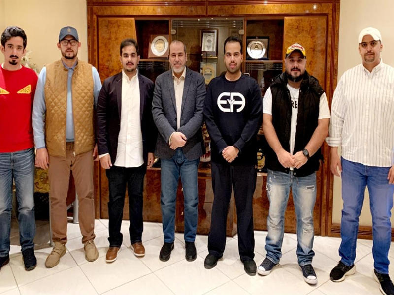 القحطاني متوسطاً أعضاء اللجنة التنفيذية للاتحاد الوطني لطلبة الكويت