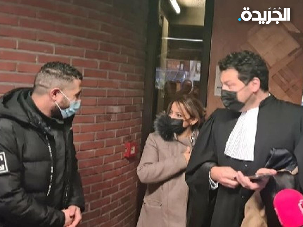 سمير الجندي يساراً مع محاميه أمام محكمة بوبينيه