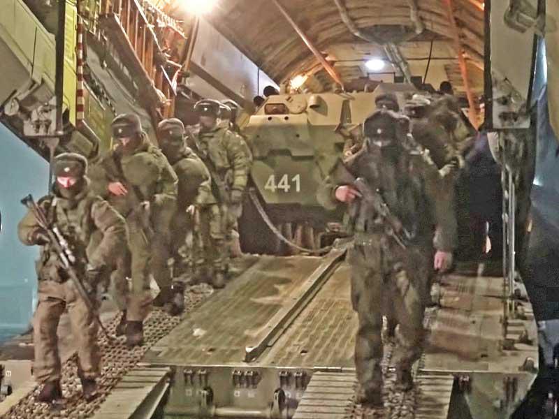 جنود روس ينزلون من طائرة عسكرية في مطار ألماتي أمسt (رويترز)